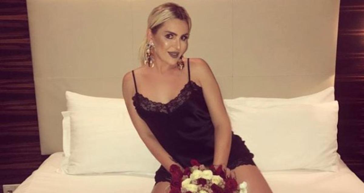 Selin Ciğerci'nin evlilik c&uuml;zdanı i&ccedil;in verdiği fotoğraf olay oldu