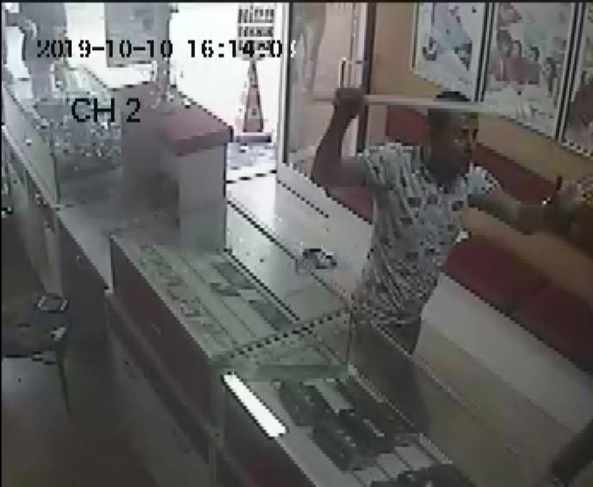Konya'da bı&ccedil;ak ve sopalarla telefon d&uuml;kkanını bastılar! 