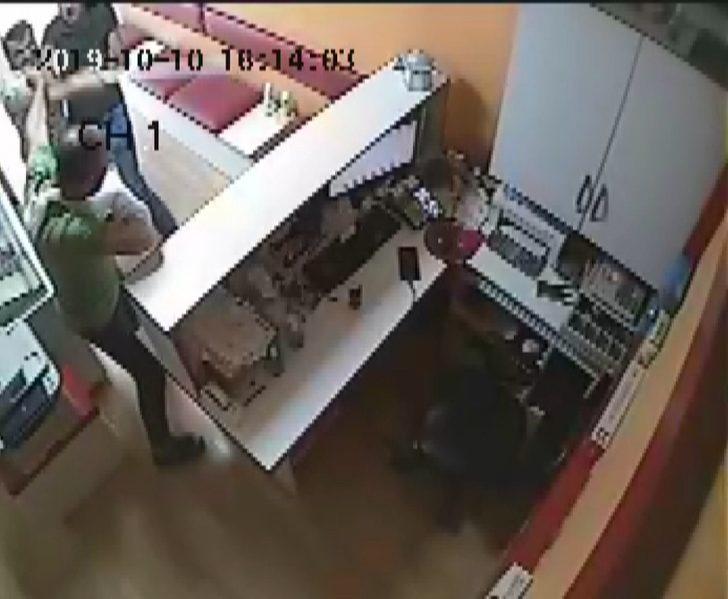 Konya'da bıçak ve sopalarla telefon dükkanını bastılar!  G2