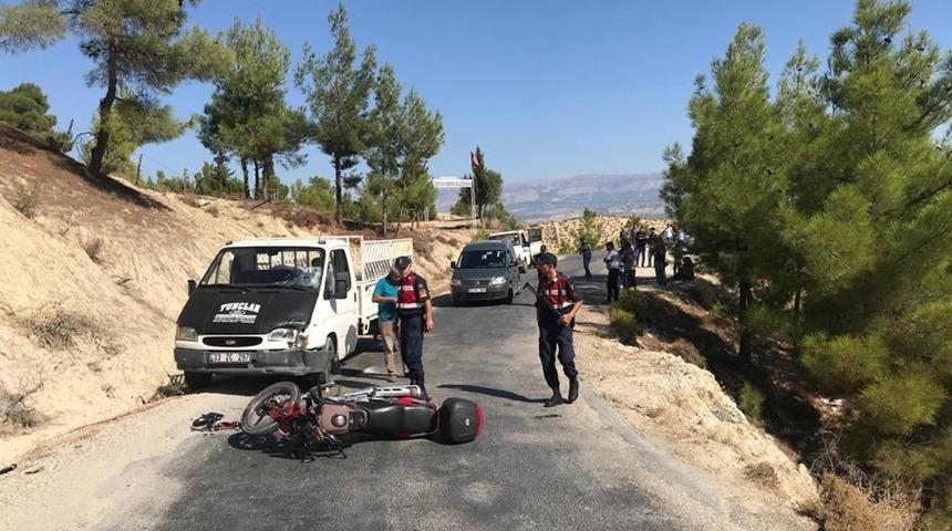 Kamyonet motosiklete &ccedil;arptı: 1 yaralı