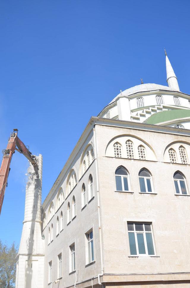 Avcılar'da yıkılan minarenin sökümü tamamlandı