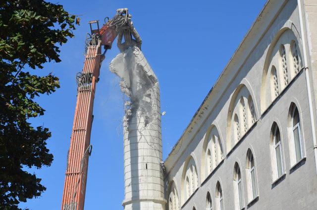 Avcılar'da yıkılan minarenin sökümü tamamlandı