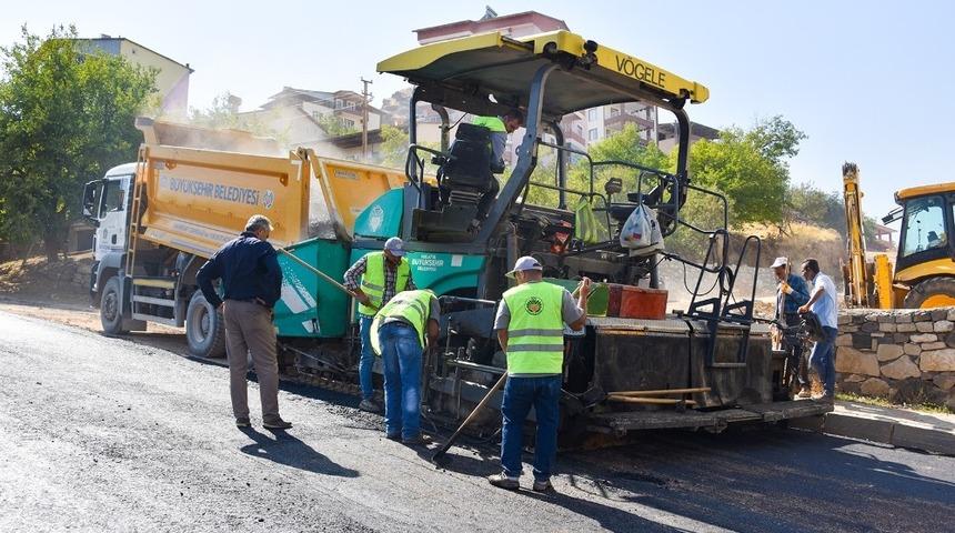 Yetkililer, asfalt &ccedil;alışmalarını yerinde inceledi.