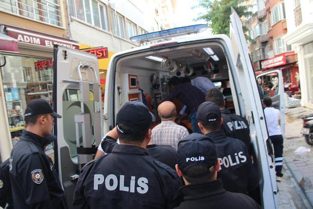 Fatih'te kendini marketin tuvaletine kilitleyen kişi polise zor anlar yaşattı