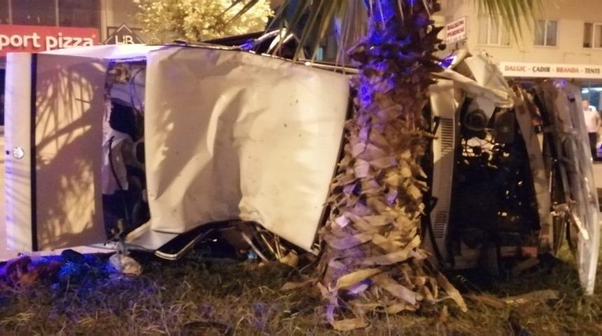 Takla atarak hurdaya d&ouml;nen ara&ccedil;tan hafif yaralarla kurtuldular