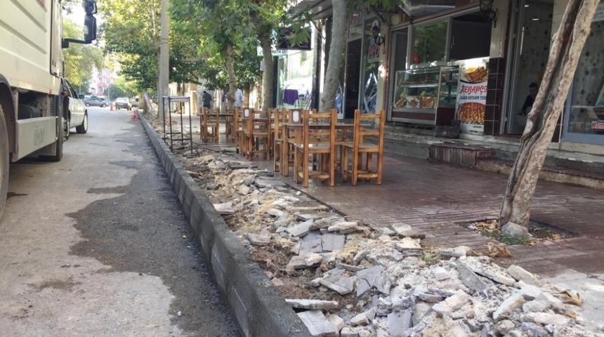 Sakarya Caddesi&rsquo;nde kaldırım &ccedil;alışması