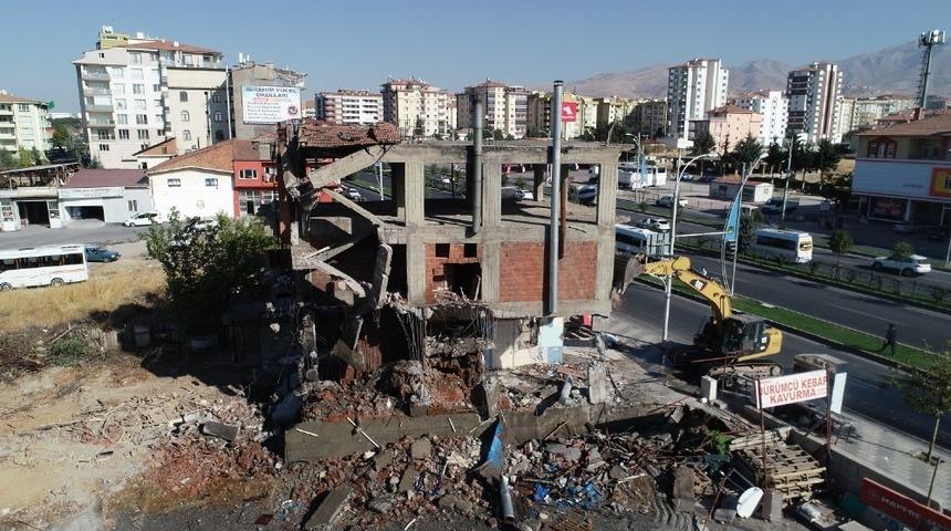 Yeşilyurt&rsquo;ta riskli binalar yıkılıyor