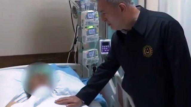 Milli Savunma Bakanı Akar ve TSK komuta kademesinden yaralı askerlere ziyaret