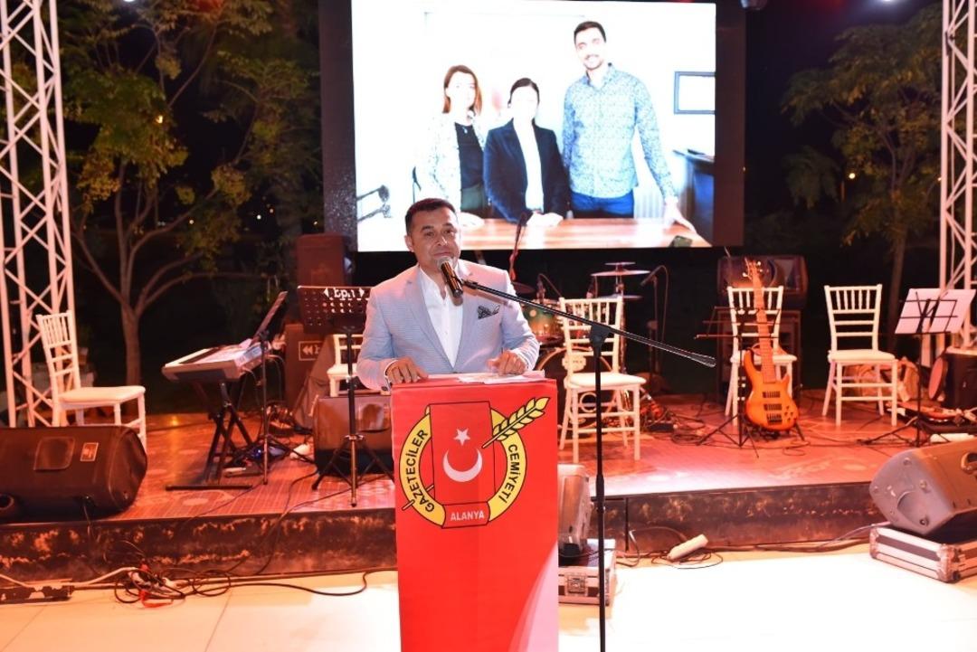 Başkan Y&uuml;cel basın mensuplarına seslendi: "Işığınız hep yansın&rdquo;