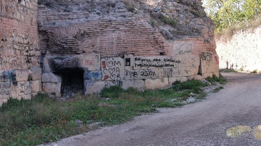 2 bin yıllık surlara, sprey boyalarla yazılar yazıldı