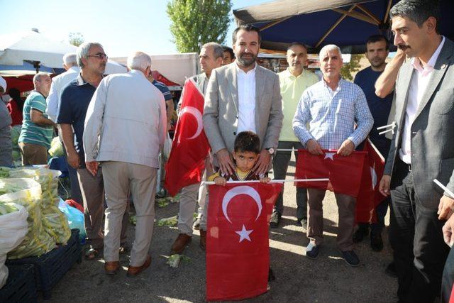 Başkan Şerifoğulları,Mehmetçiğe destek için Türk bayrağı dağıttı