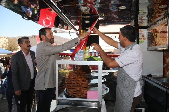 Başkan Şerifoğulları,Mehmetçiğe destek için Türk bayrağı dağıttı