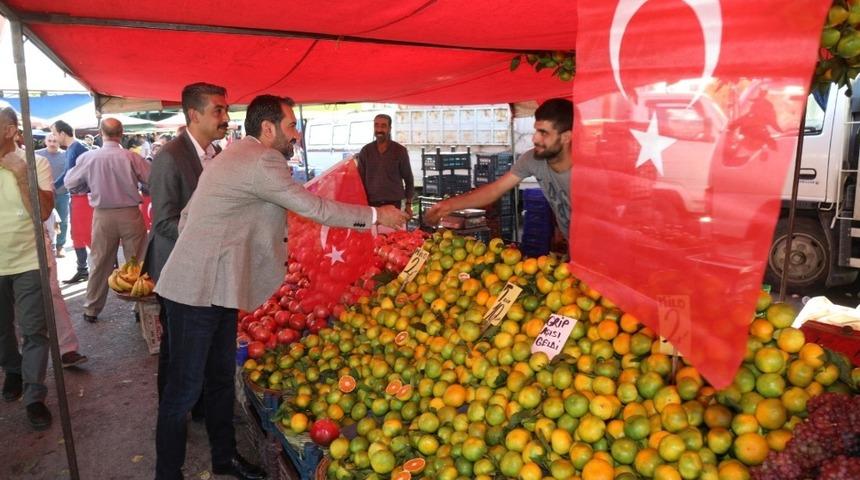 Başkan Şerifoğulları,Mehmet&ccedil;iğe destek i&ccedil;in T&uuml;rk bayrağı dağıttı