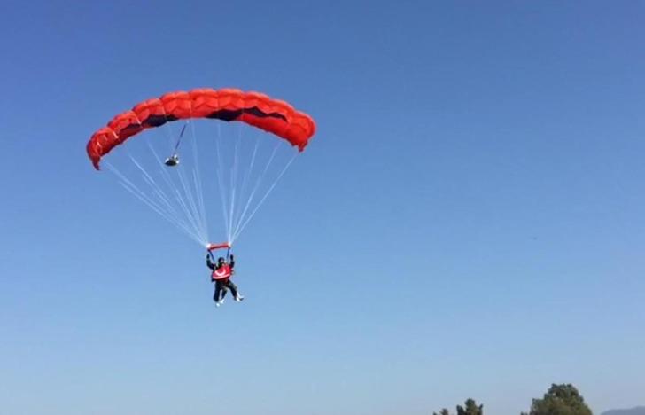Türkiye'de ilk oldu! 4 bin metreden protez bacağıyla atladı G2