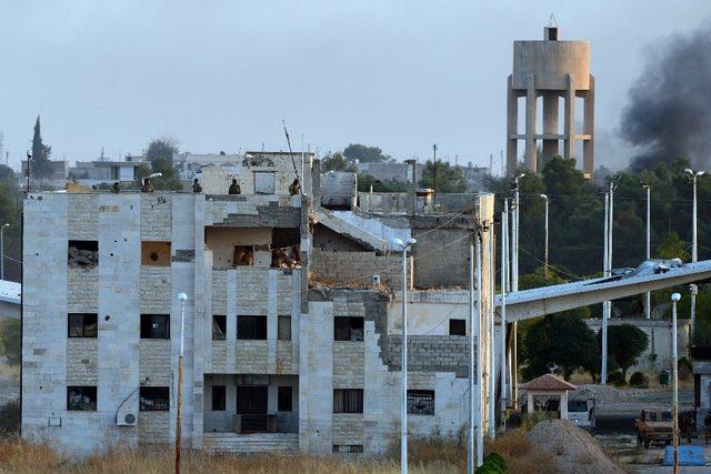 Tel Abyad’da terör örgütüne ait bez parçaları ve posterler kaldırılıyor