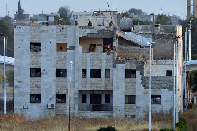 Tel Abyad’da terör örgütüne ait bez parçaları ve posterler kaldırılıyor