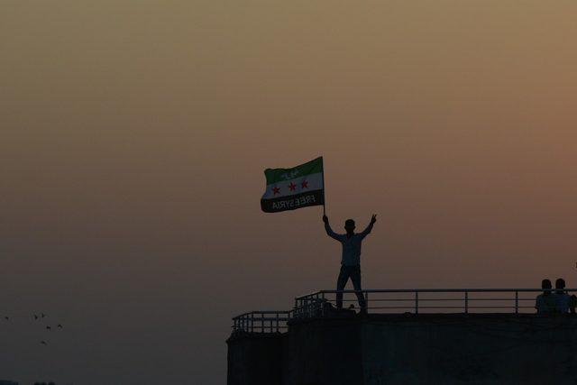 Tel Abyad’da terör örgütüne ait bez parçaları ve posterler kaldırılıyor