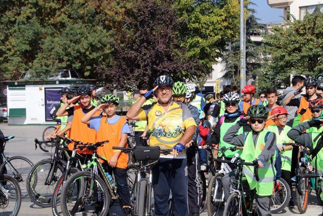 Düzce'de bisikletlilerden Mehmetçiğe destek
