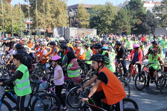 Düzce'de bisikletlilerden Mehmetçiğe destek