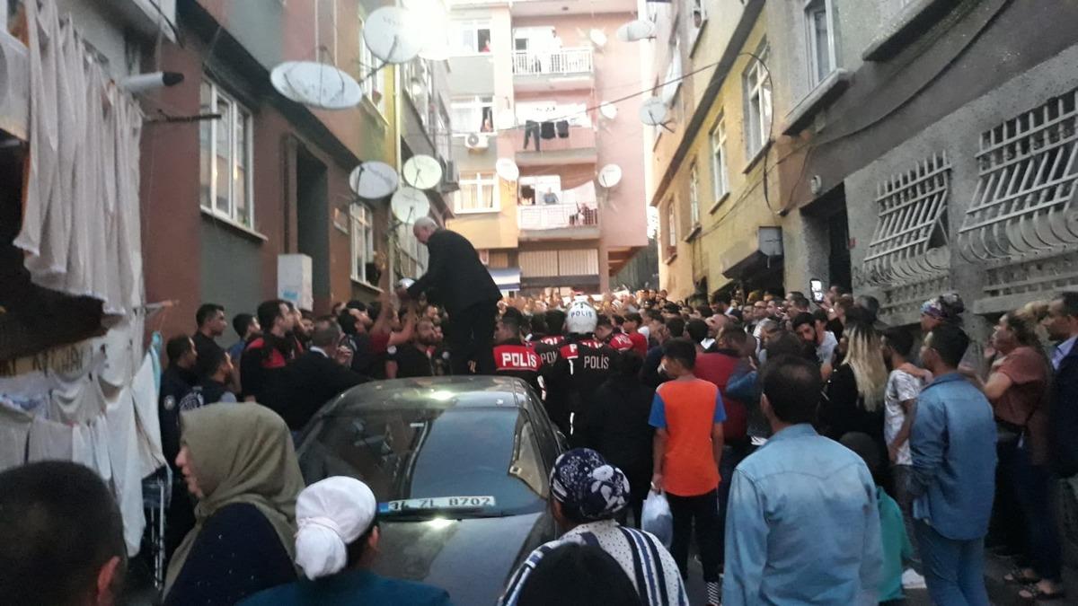 Fatih'te &ccedil;ocuğa taciz iddiası! Mahalleli sokağa d&ouml;k&uuml;ld&uuml;