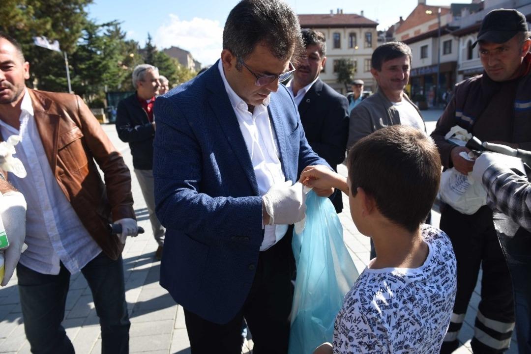 &Ccedil;ocuklar &ccedil;&ouml;p toplamak i&ccedil;in bir birleriyle yarıştılar