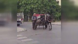 Sosyal medyada tepki çeken olay! Ayağı sakat atla hurda topladı, 