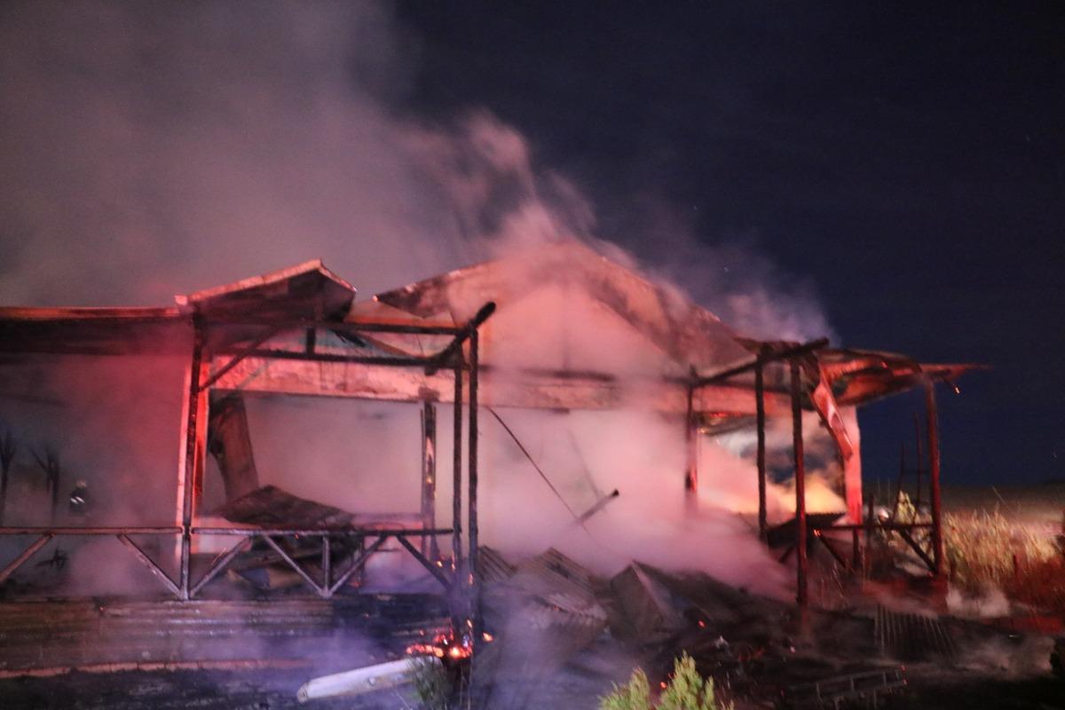 Sivas'ta korkutan yangın! At &ccedil;iftliği bir anda alev topuna d&ouml;nd&uuml;!