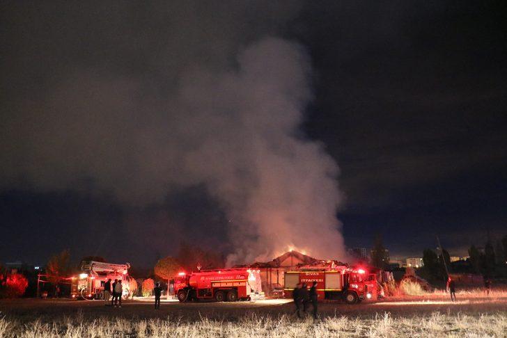 Sivas'ta korkutan yangın! At çiftliği bir anda alev topuna döndü! G2