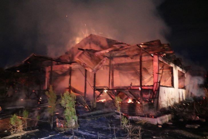 Sivas'ta korkutan yangın! At çiftliği bir anda alev topuna döndü! G3