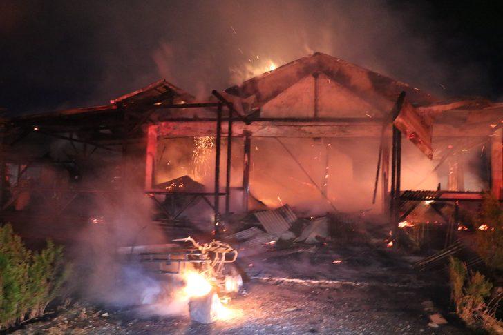 Sivas'ta korkutan yangın! At çiftliği bir anda alev topuna döndü! G4