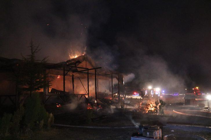 Sivas'ta korkutan yangın! At çiftliği bir anda alev topuna döndü! G5