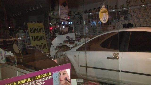 Trafik kazasına karışan aracın mağazaya girme anları kamerada