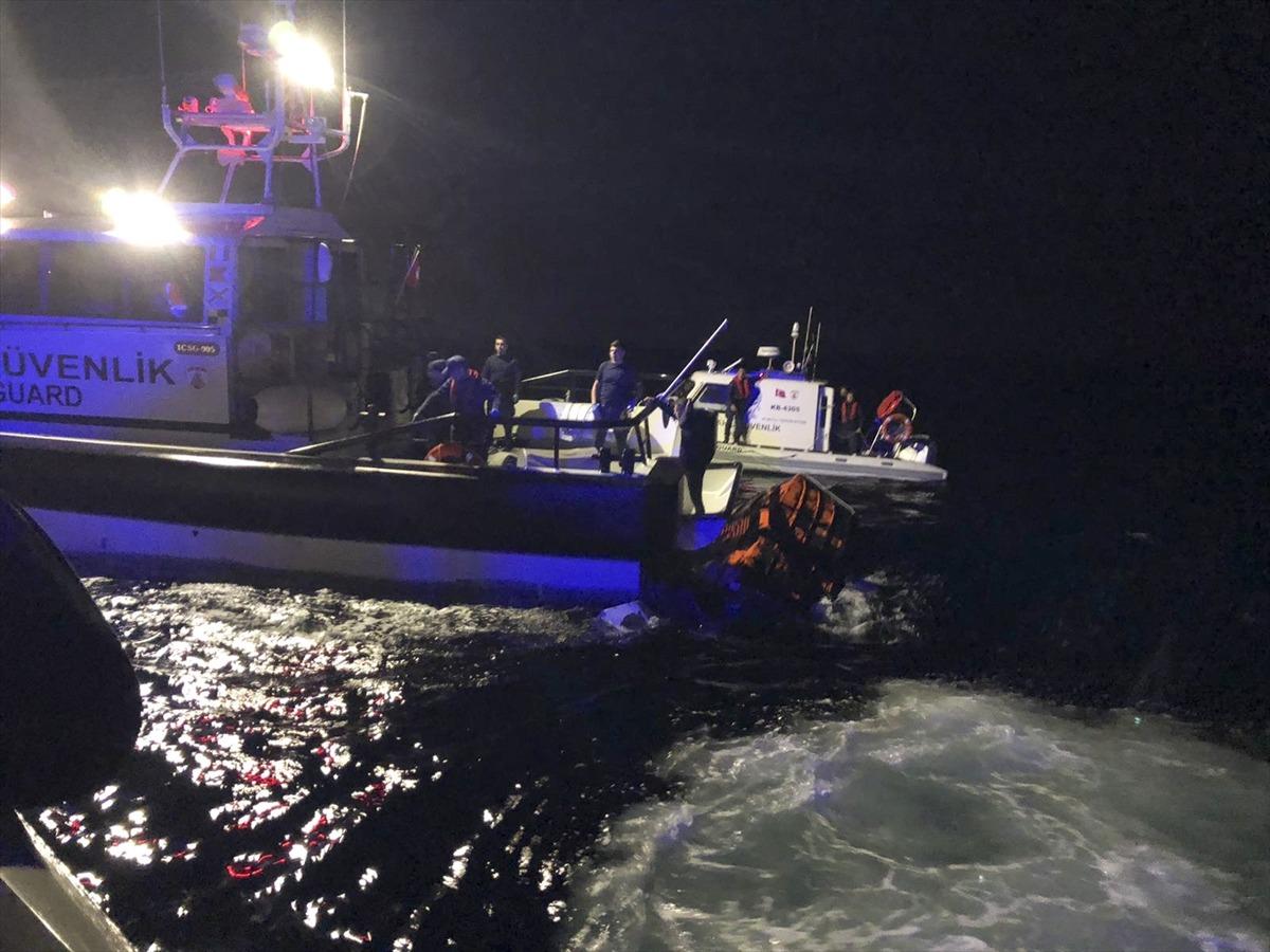 Balıkesir Ayvalık'ta g&ouml;&ccedil;men teknesi battı! 1 &ccedil;ocuk &ouml;ld&uuml;, 1 bebek kayıp