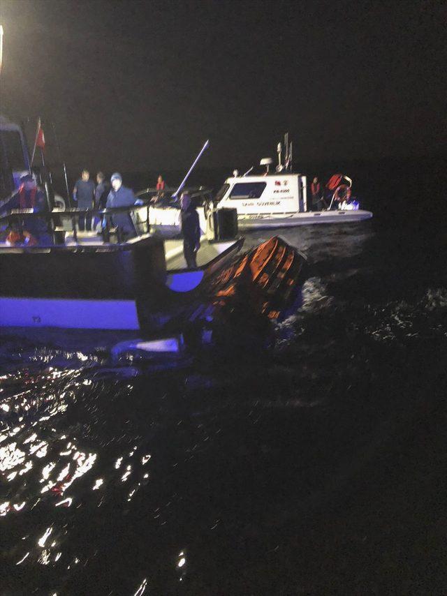 Balıkesir'de düzensiz göçmenleri taşıyan tekne battı