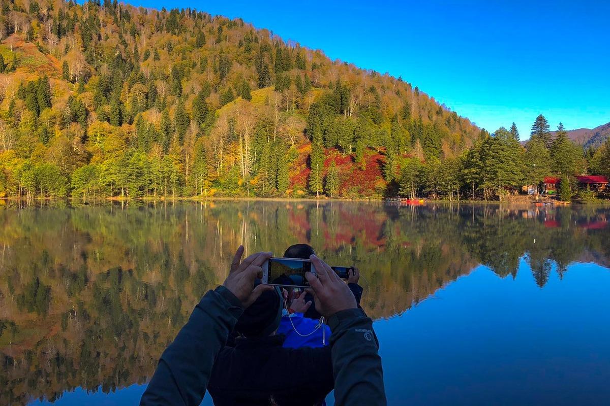 T&uuml;rkiye&rsquo;nin sayılı b&ouml;lgelerinden! Sonbaharın vazge&ccedil;ilmez noktası: Karag&ouml;l Tabiat Parkı 