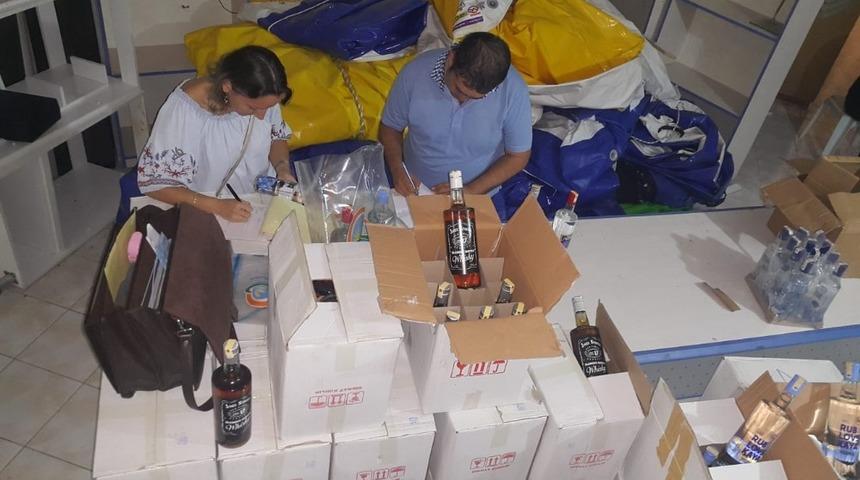 Antalya&rsquo;da 739 adet sahte bandroll&uuml; alkol ele ge&ccedil;irildi