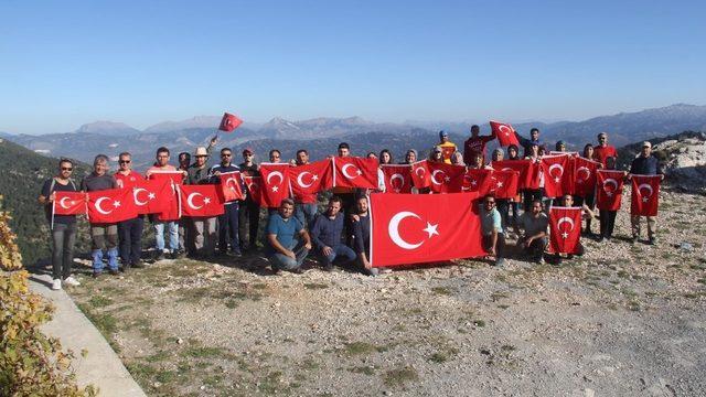 Doğaseverlerden Mehmetçiğe destek tırmanışı