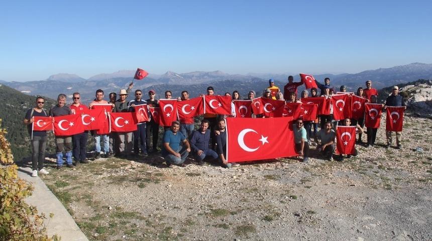 Doğaseverlerden Mehmetçiğe destek tırmanışı