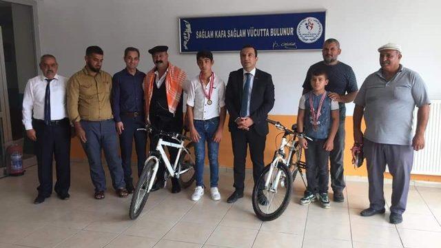 Başarılı minik pehlivanlara bisiklet hediye edildi