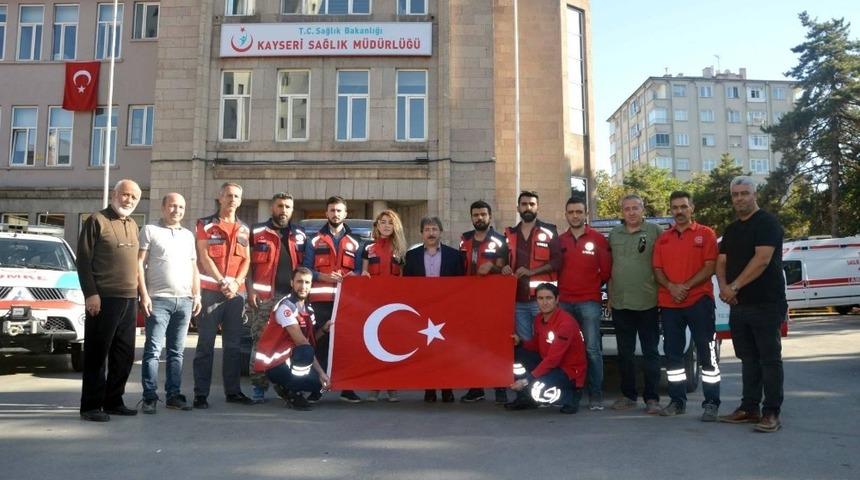 10 kişilik g&ouml;n&uuml;ll&uuml; UMKE ekibi sınıra dualarla uğurlandı