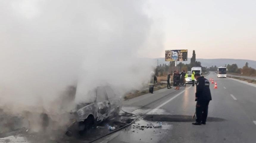 Alev alan otomobil k&uuml;l oldu