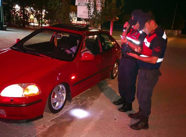 İzmir'de aranan 14 kişi yakalandı