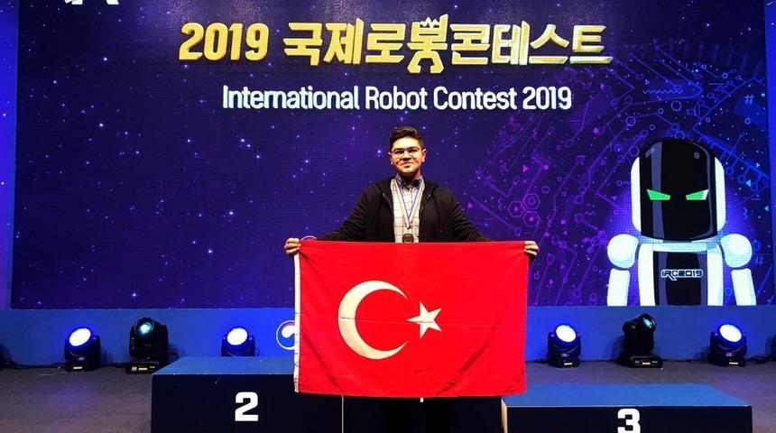 Maker Takım Lideri Erdem &Ouml;zdemir dereceyle d&ouml;nd&uuml;