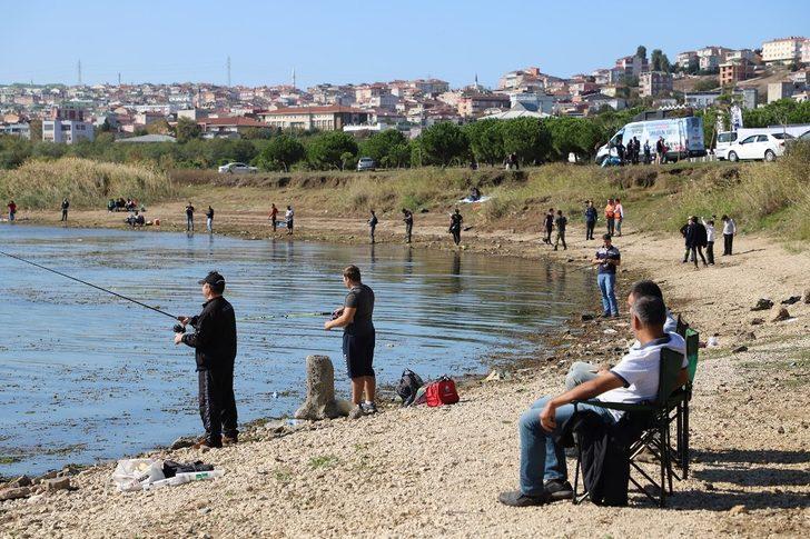 Büyükçekmece’de balıkçılar en büyük turna balığı için olta attı G3