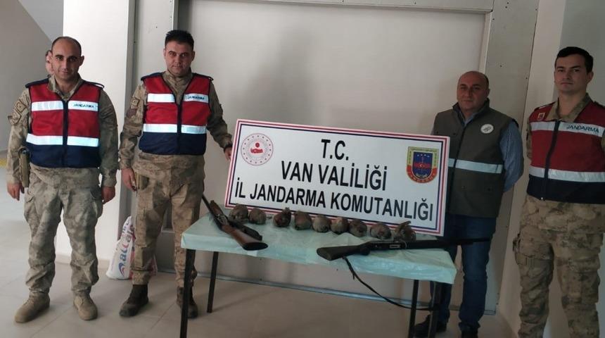 Ka&ccedil;ak avcılık yapan 3 kişi su&ccedil;&uuml;st&uuml; yakalandı