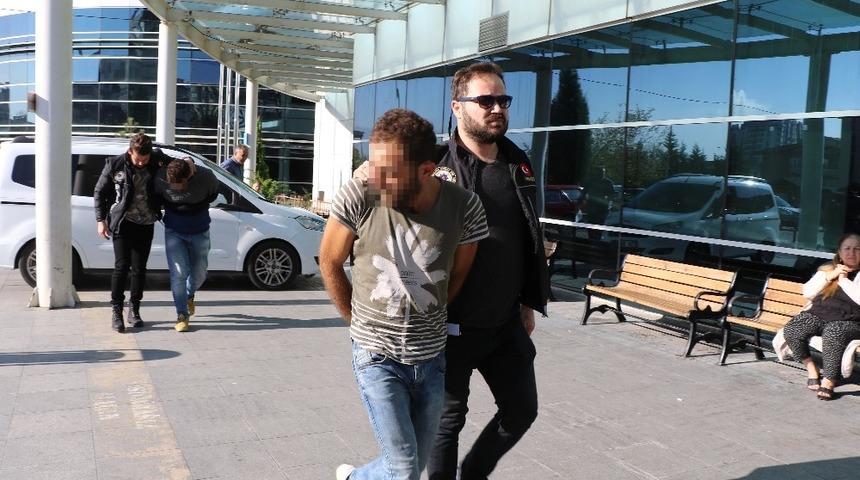 Durdurulan ara&ccedil;taki uyuşturucu ş&uuml;phelileri g&ouml;zaltına alındı