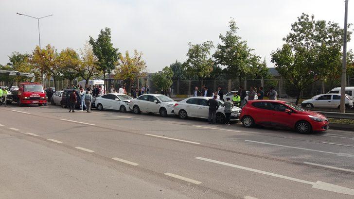 İzmit'te kırmızı ışıkta 8 araçlı zincirleme kaza G1