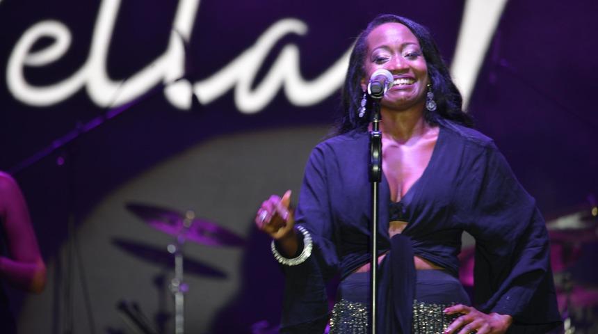 ABD'li d&uuml;nyaca &uuml;nl&uuml; vokalist Della Miles'ten Barış Pınarı Harekatı'na destek