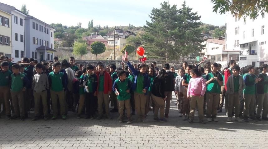 Okul bah&ccedil;esinde &ouml;ğrencilerden komando marşı
