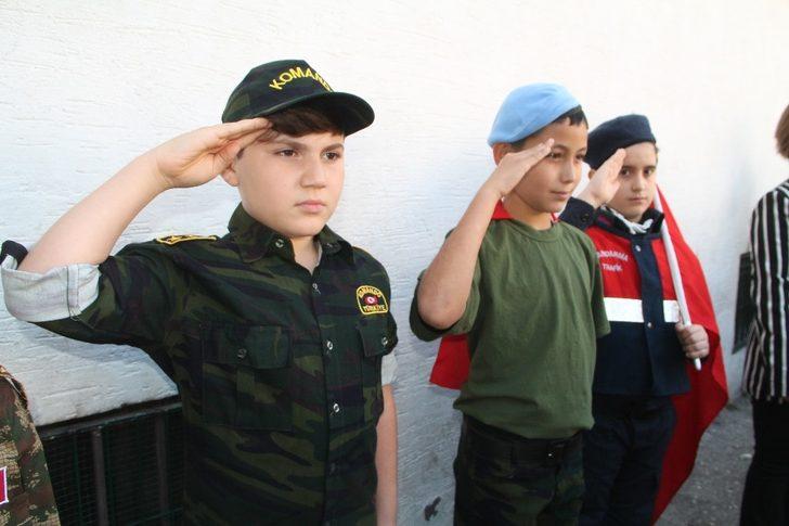 300 öğrenciden Mehmetçiğe destek programı G1